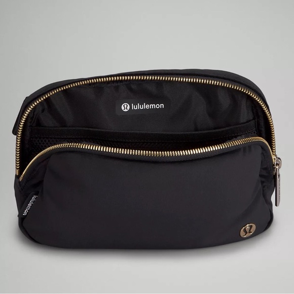 ❌ NWT Lululemon Everywhere 1L Belt Bag - Black Velour & Gold Hardware - Picture 8 of 11
